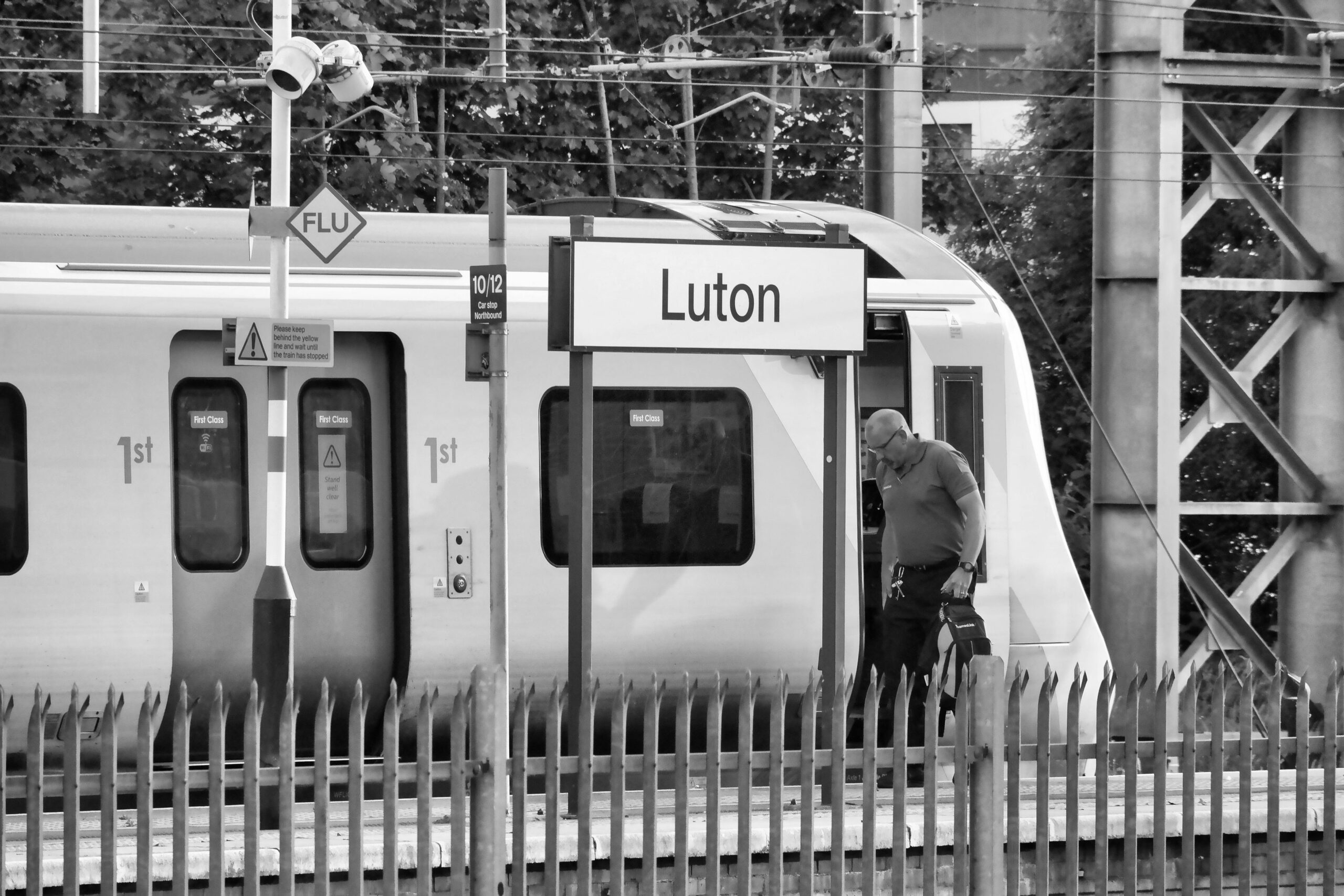 luton train sign