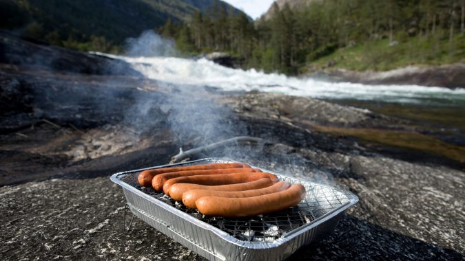 disposable bbq with sausages